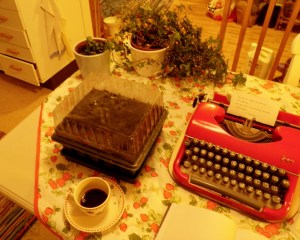 Köksbord med nyplanterade solrosor i en låda